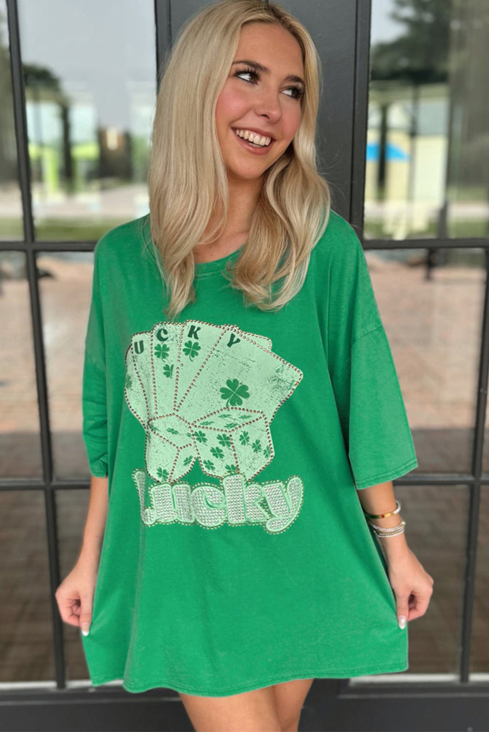 Robe courte surdimensionnée avec t-shirt et cartes de poker porte-bonheur vert vif et strass