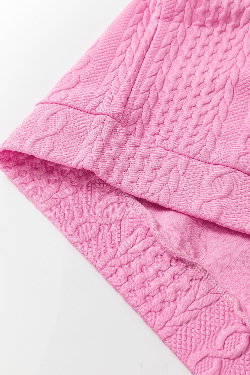 Ensemble short texturé à bordures contrastées roses