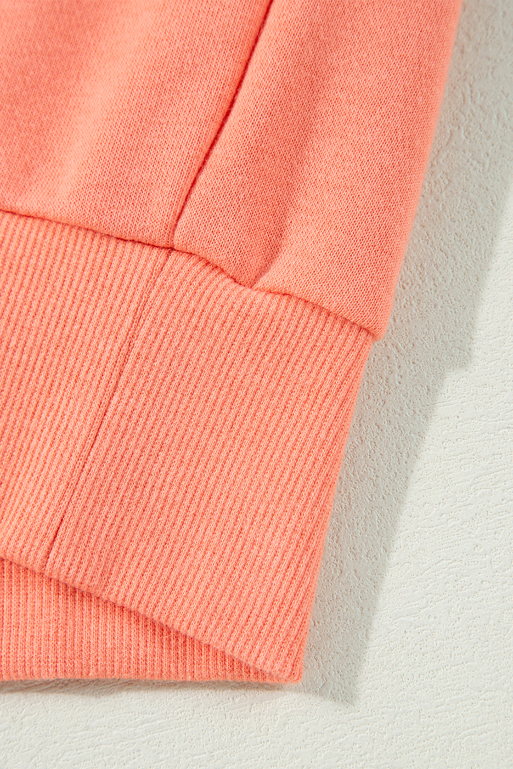 Sweat-shirt ample à col rond et manches rayées avec motif flamant rose arc-en-ciel