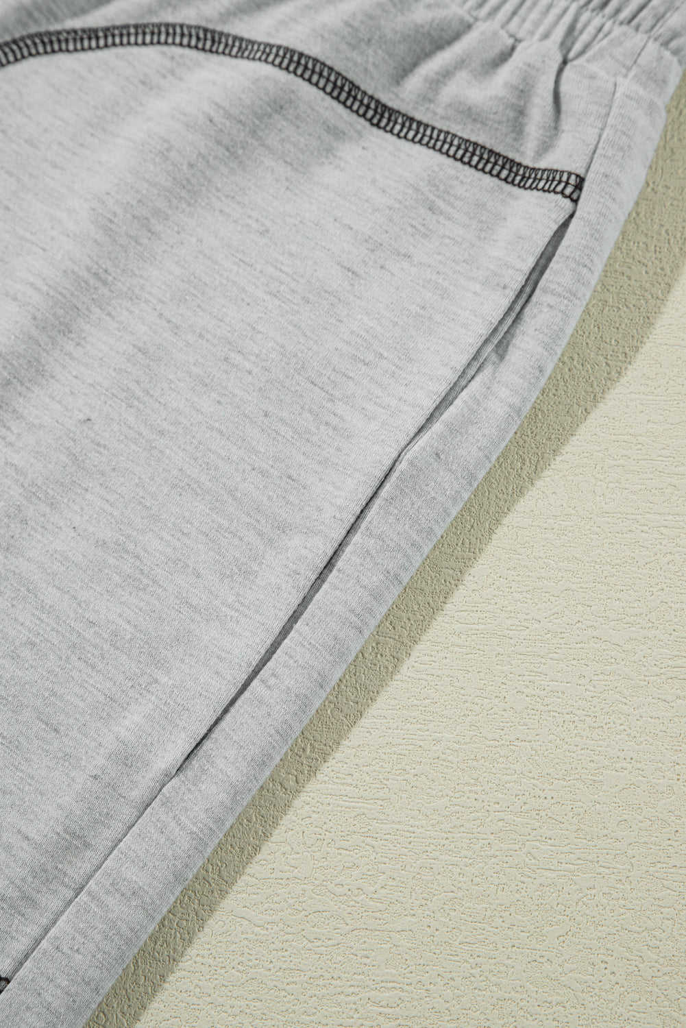 Ensemble short et manches à revers avec coutures contrastées grises