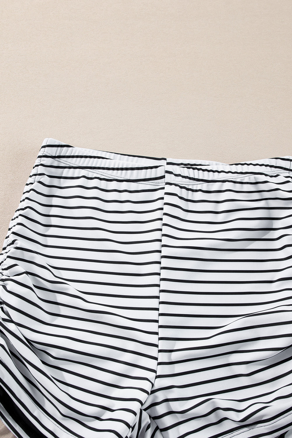 Ensemble tankini à rayures noires et cordon de serrage latéral