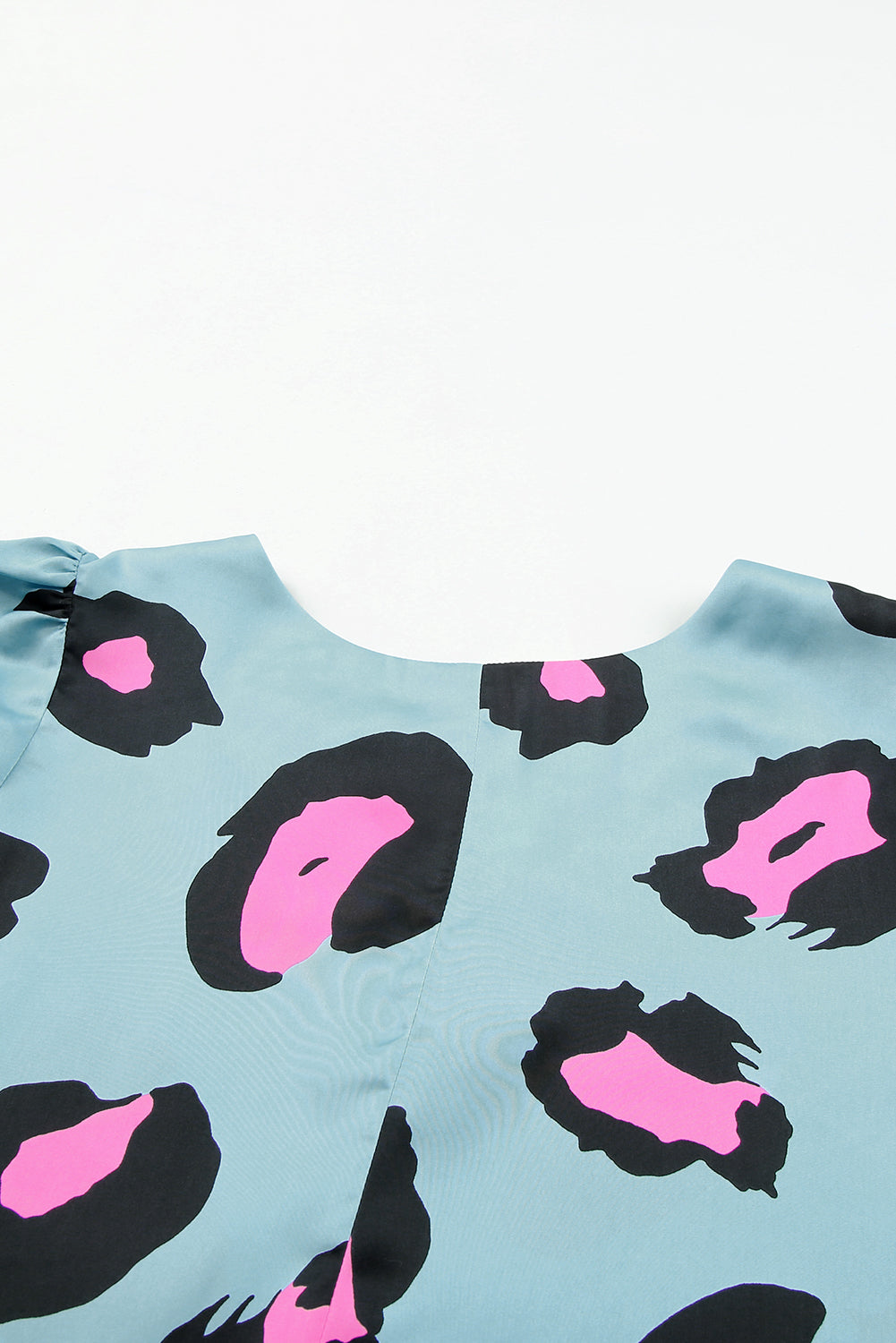 Blusa con estampado de leopardo de manga corta fruncida de color caqui