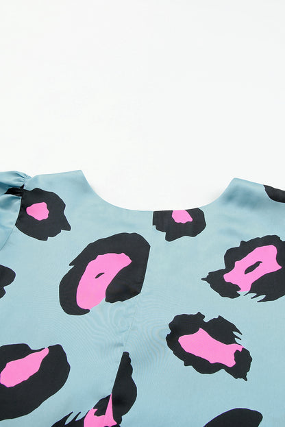 Blusa con estampado de leopardo de manga corta fruncida de color caqui