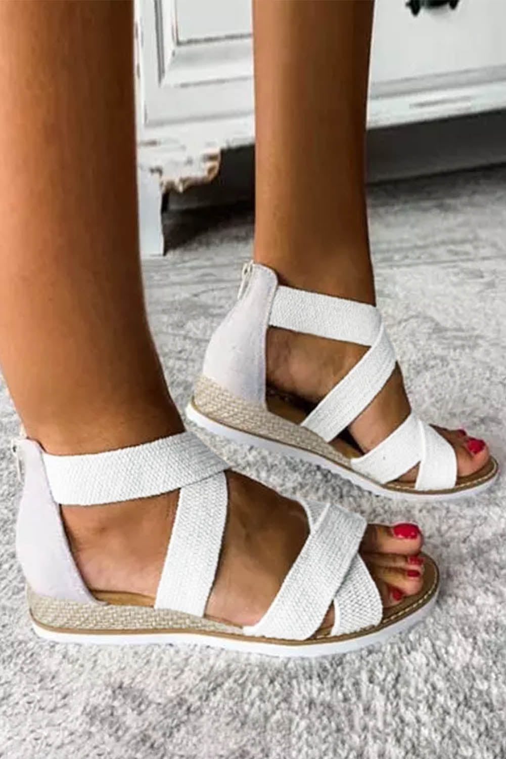 Sandalias de cuña baja con cremallera y tiras cruzadas en beige