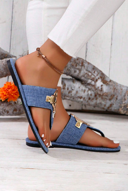 Chaussons tongs en cuir bleu crépuscule avec décor en métal