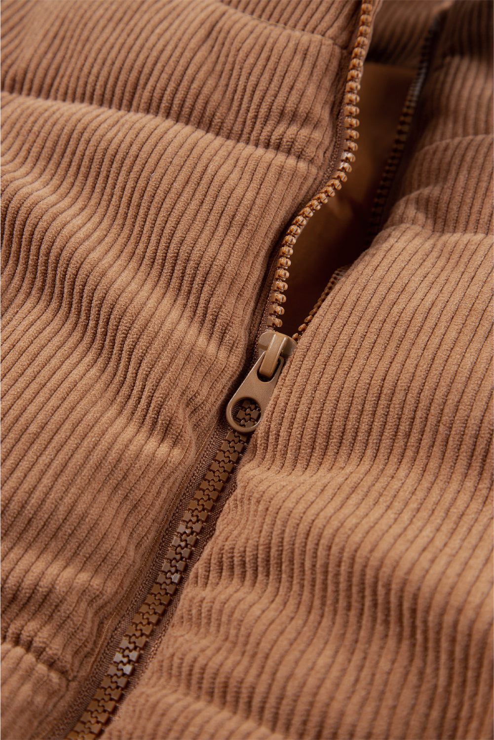 Gilet matelassé zippé en velours côtelé café à col montant