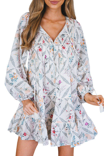 Robe blanche à volants et col fendu avec pompons et imprimé floral style bohème 