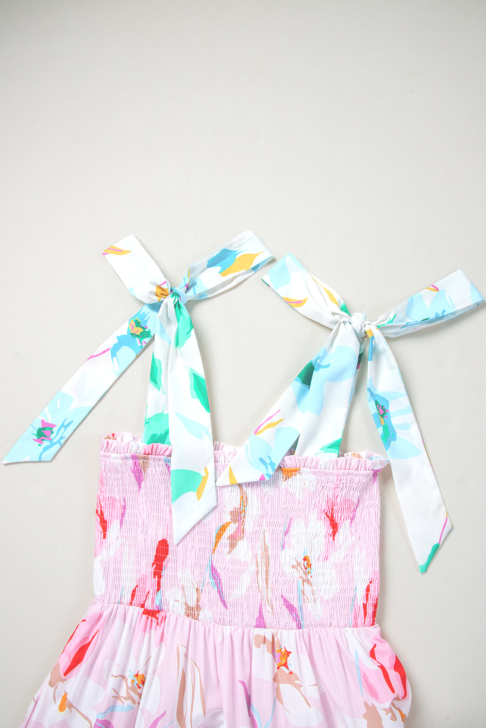 Robe longue smockée à imprimé floral rose et épaules nouées