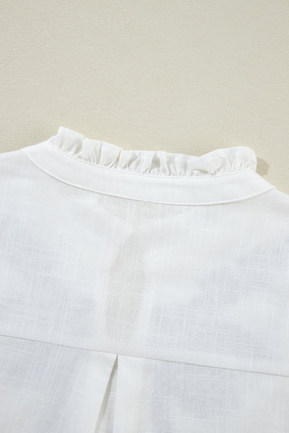 Chemise élégante à manches froncées et broderie florale blanche