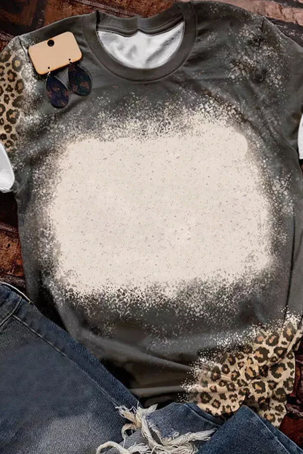 Blank Apparel - Camiseta blanqueada con detalle de leopardo gráfico en blanco gris