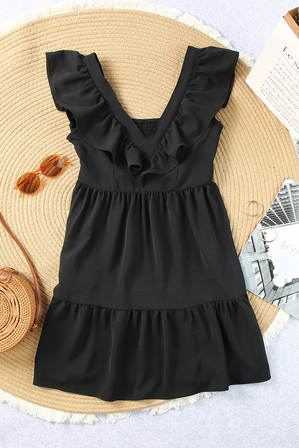 Mini-robe à volants, col en V et dos froncé