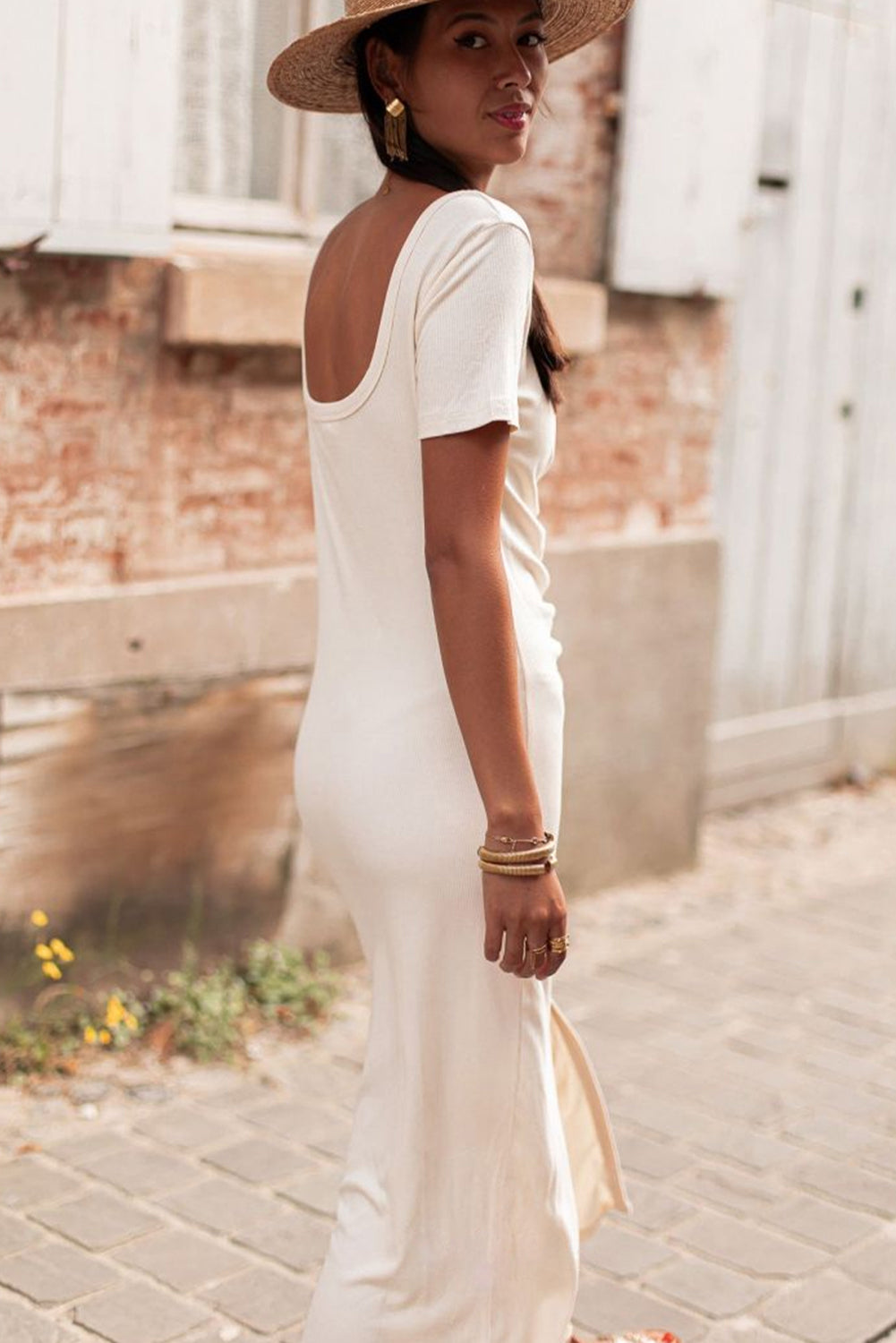 Robe t-shirt beige à col en V et boutons froncés sur le devant