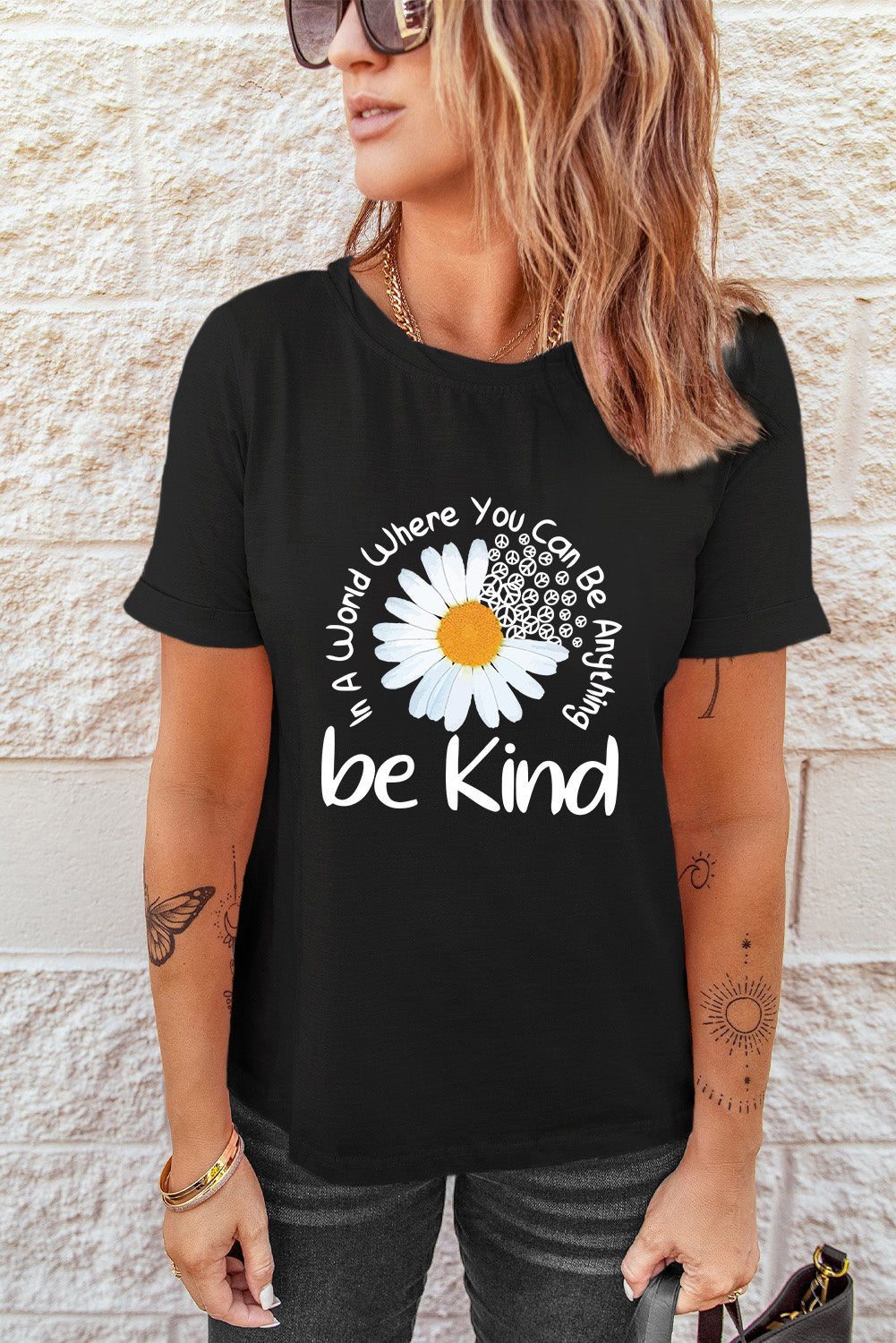 T-shirt décontracté à col rond et imprimé « Be Kind » avec slogan « Daisy » noir