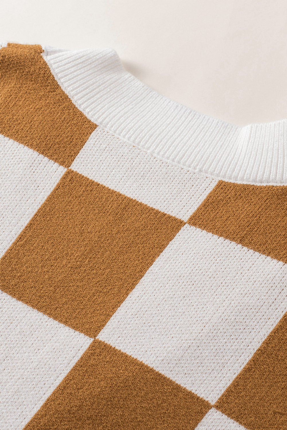 Cárdigan tipo suéter con botones y estampado de cuadros en contraste gris