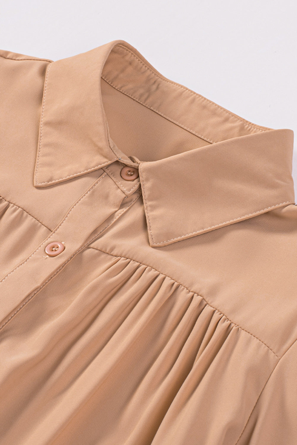 Chemisier boutonné à manches bouffantes de couleur unie