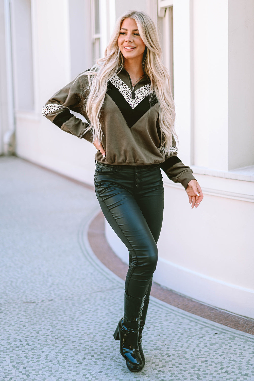 Sweat-shirt zippé à imprimé léopard vert contrasté