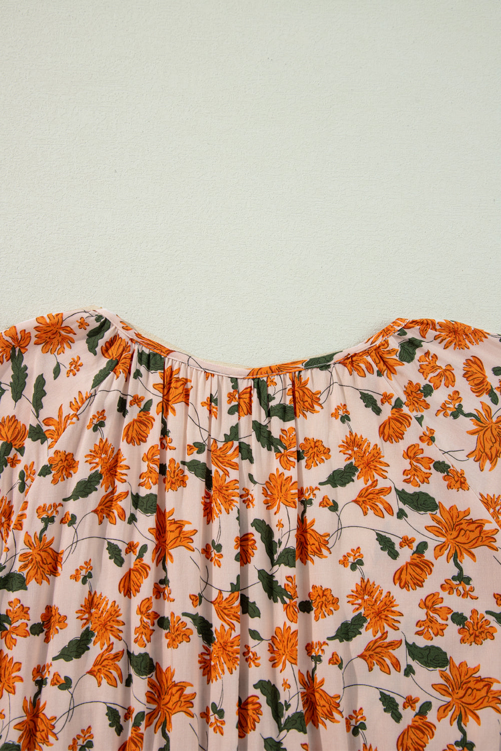 Robe babydoll beige à fleurs, décolleté en V profond, buste froncé, manches bouffantes