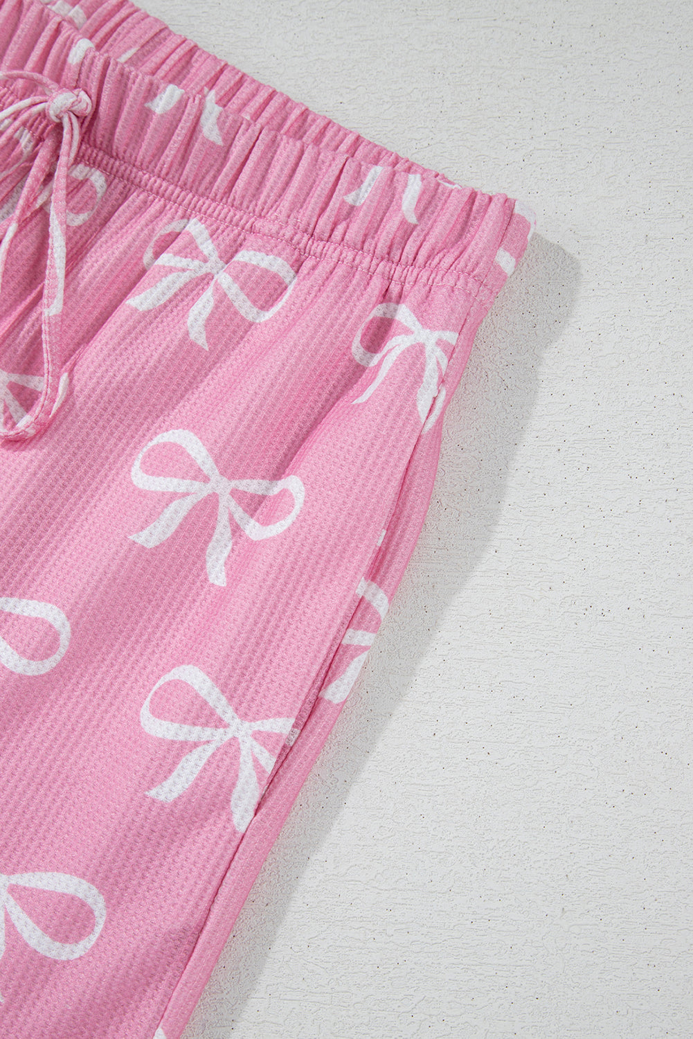 Ensemble t-shirt col V et short en tricot gaufré rose imprimé nœud papillon