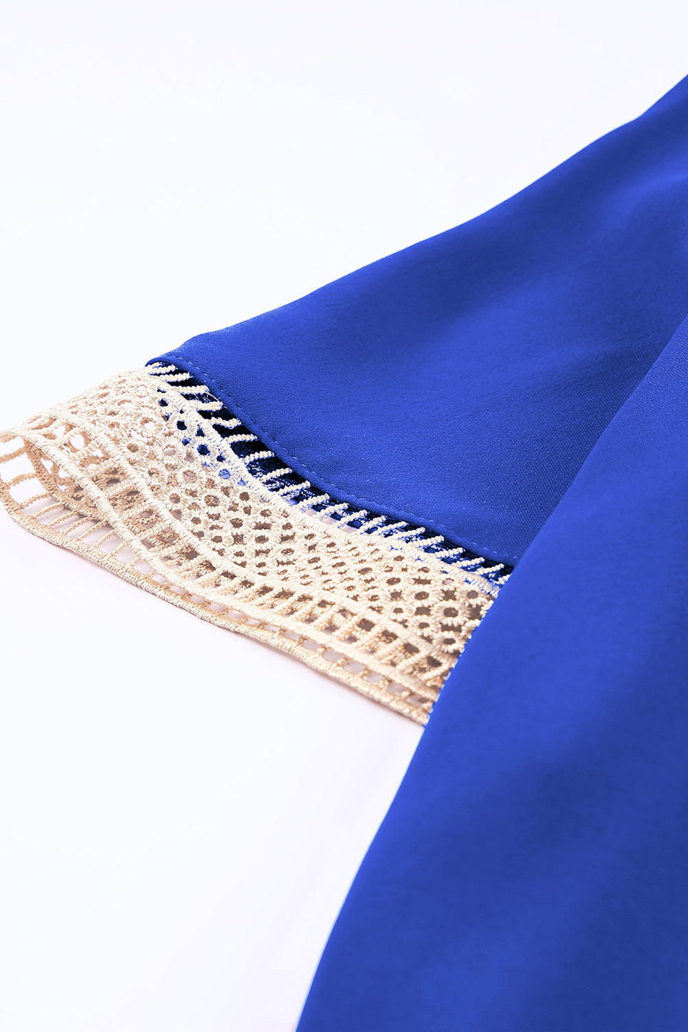 Chemisier à manches courtes et col en V avec bordure en dentelle