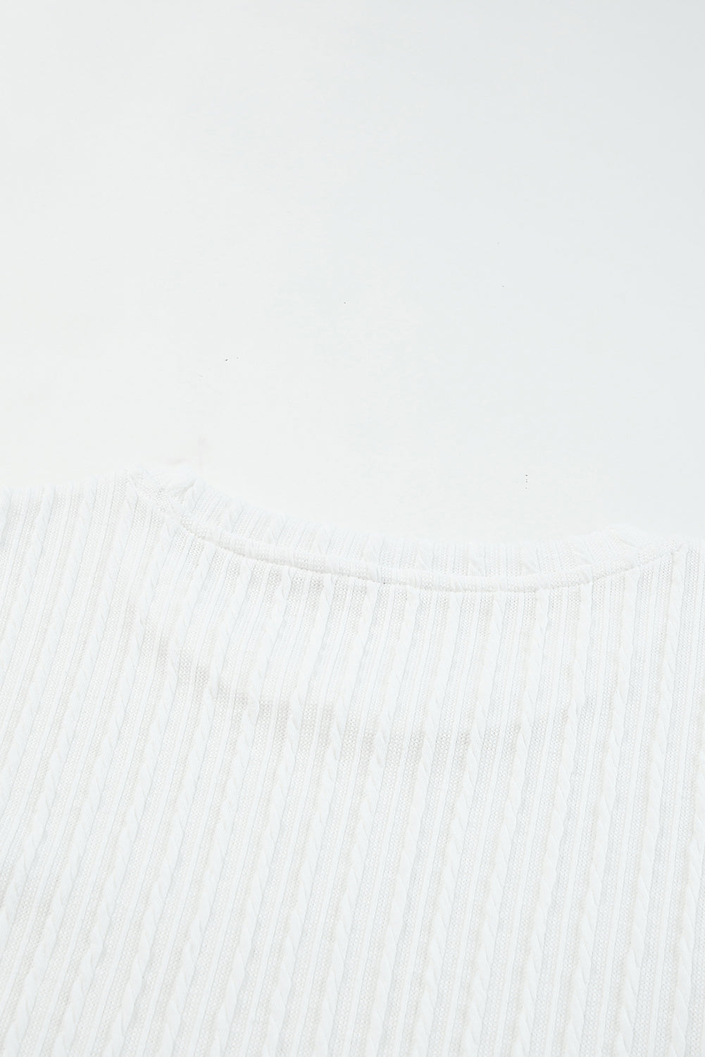 Blusa de punto texturizada con mangas de malla y apliques florales 