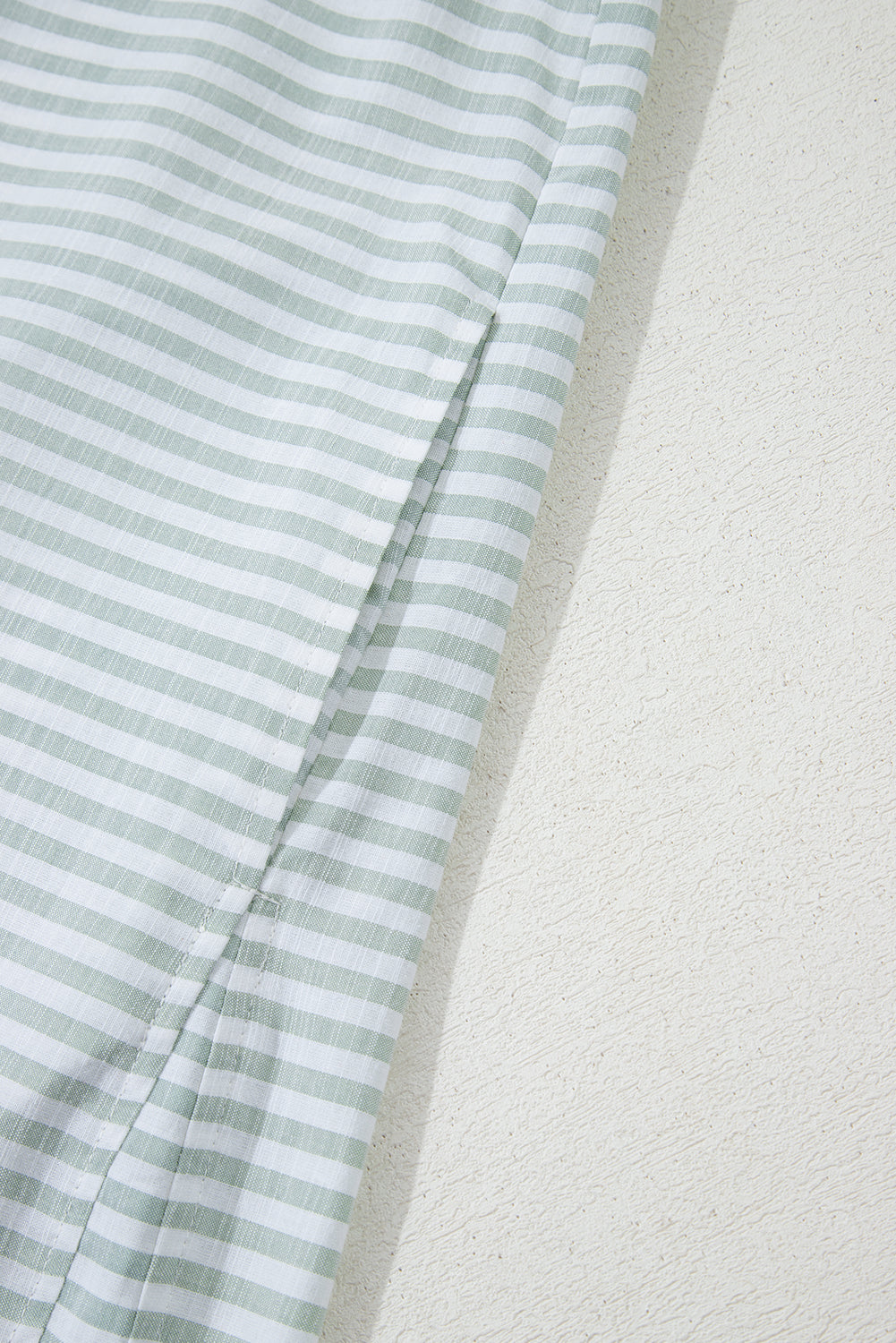 Robe de plage à rayures blanches, col en V, poche poitrine, manches longues