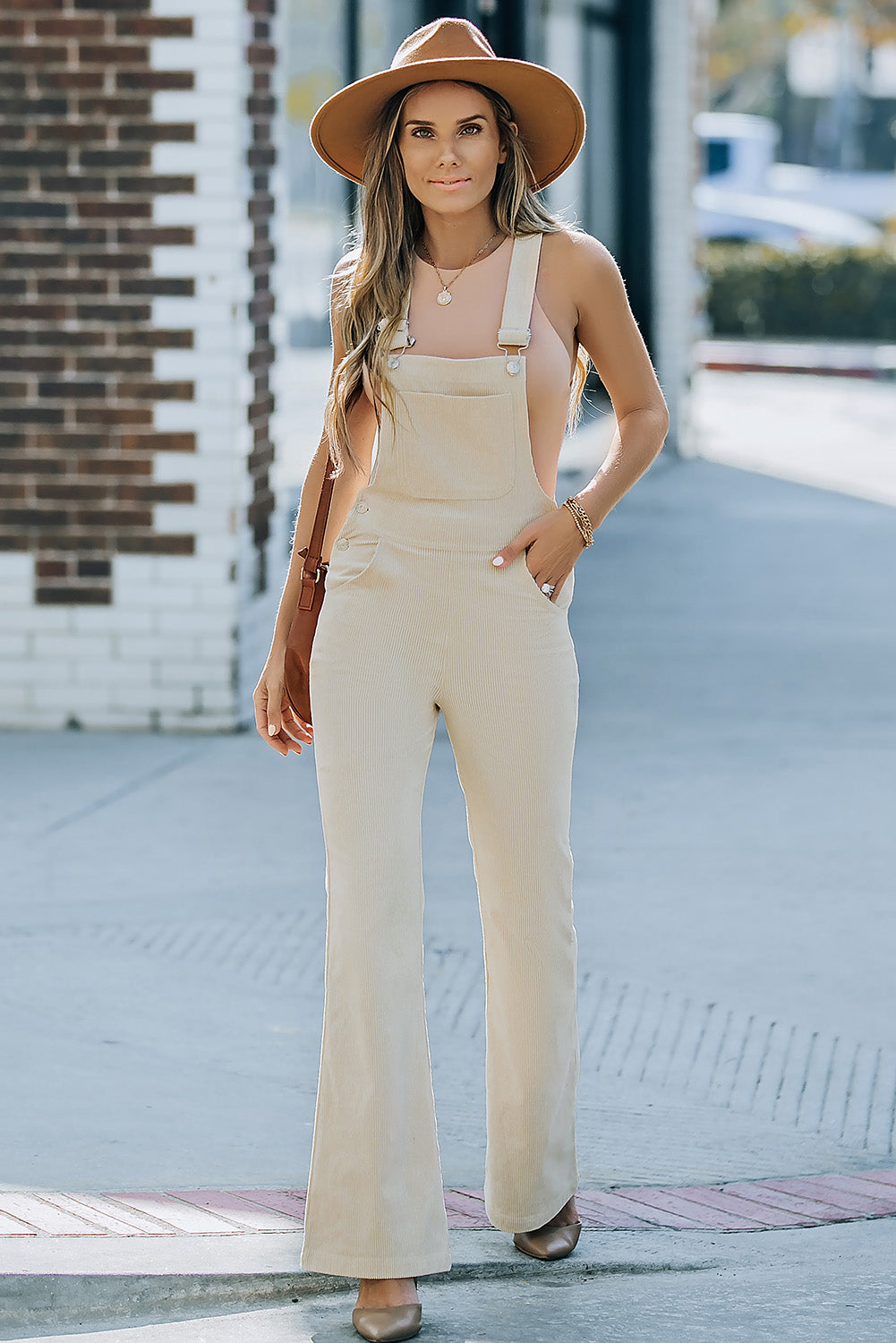 Mono de pierna ancha con tirantes y babero de pana beige