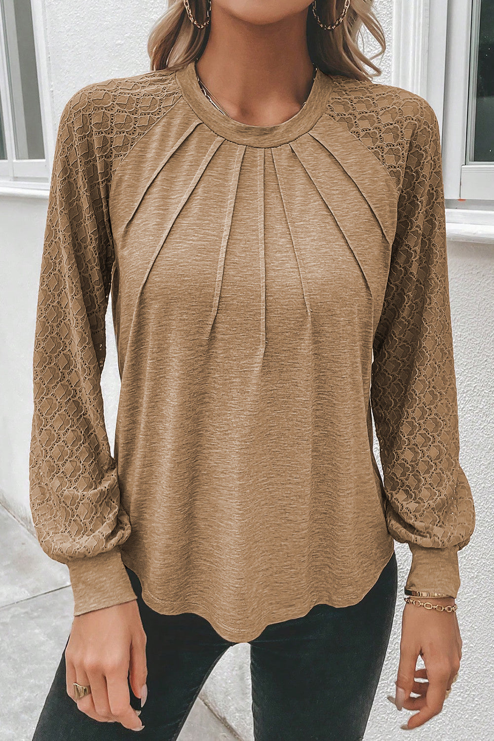 Haut à col rond plissé et manches raglan en dentelle contrastée beige clair