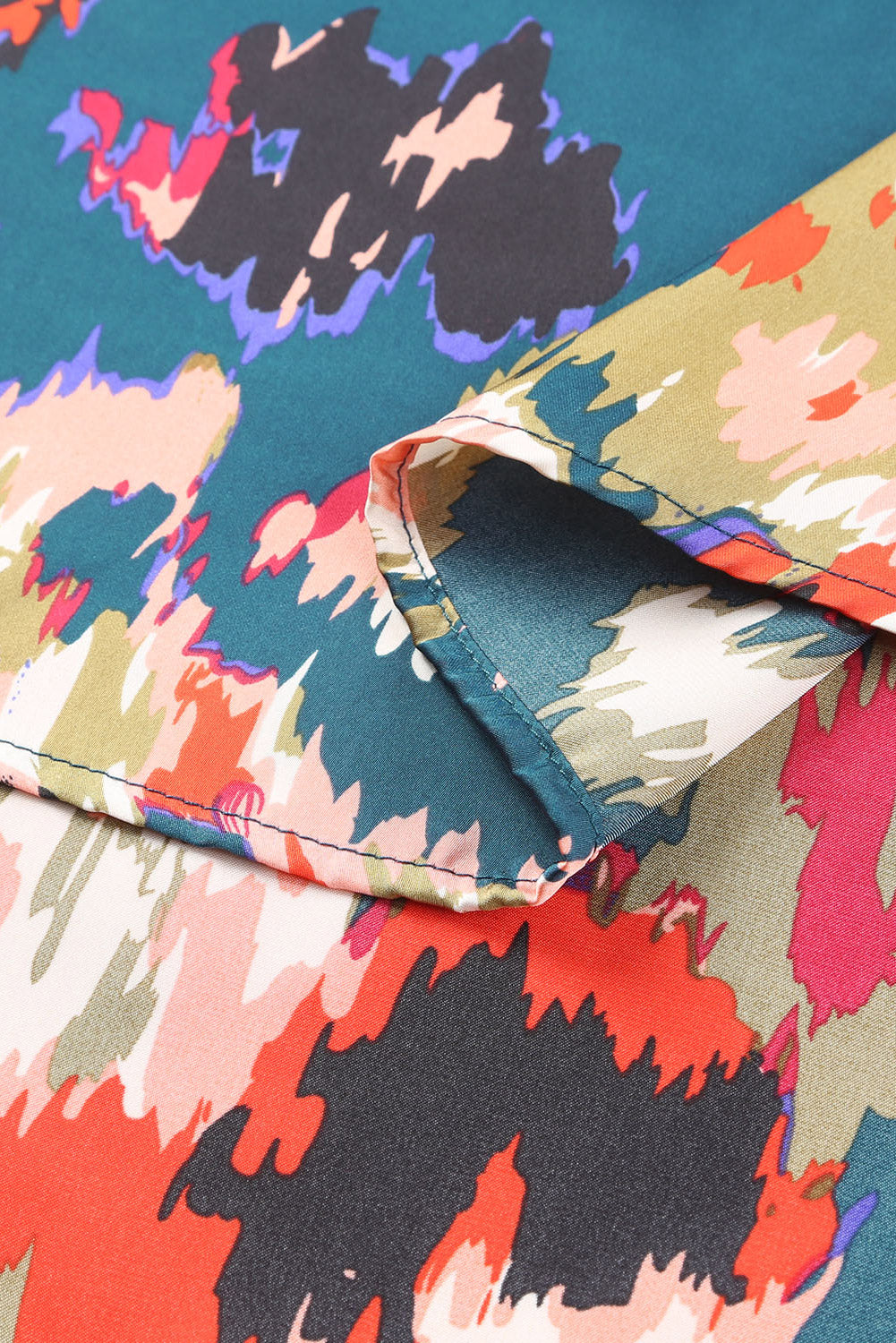 Blusa con mangas abullonadas y cuello en V con estampado de grafiti 