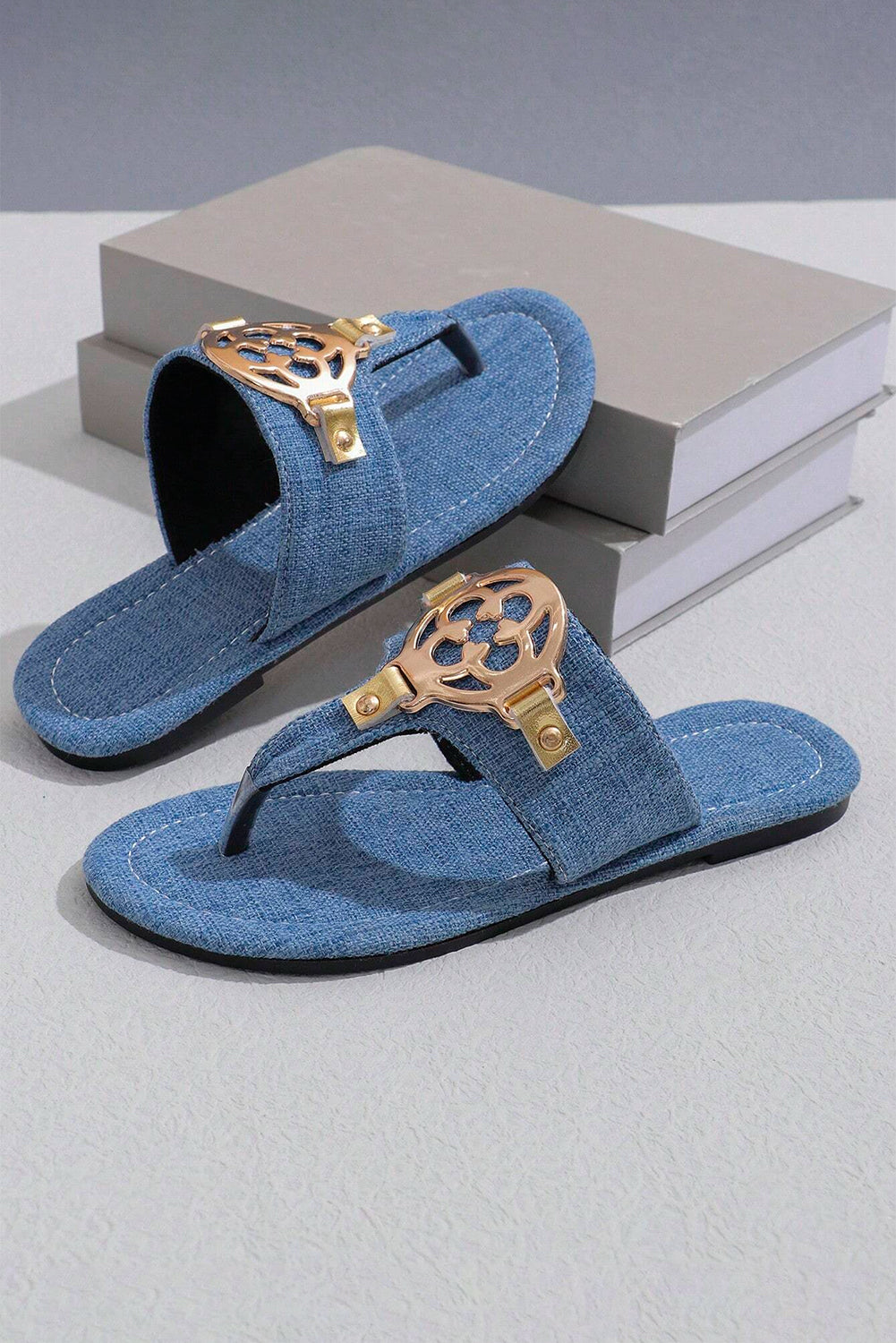 Chaussons tongs en cuir bleu crépuscule avec décor en métal