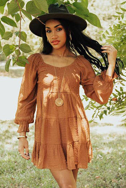 Mini-robe noire à volants et manches évasées 