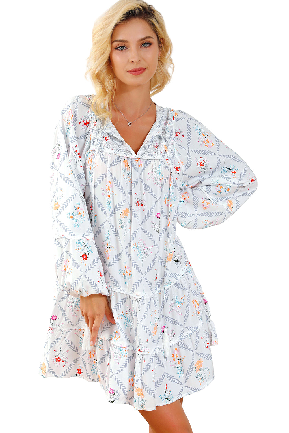 Robe blanche à volants et col fendu avec pompons et imprimé floral style bohème 