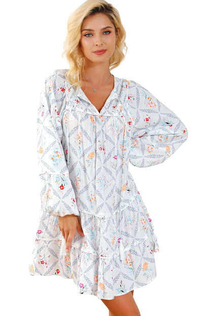 Robe blanche à volants et col fendu avec pompons et imprimé floral style bohème 