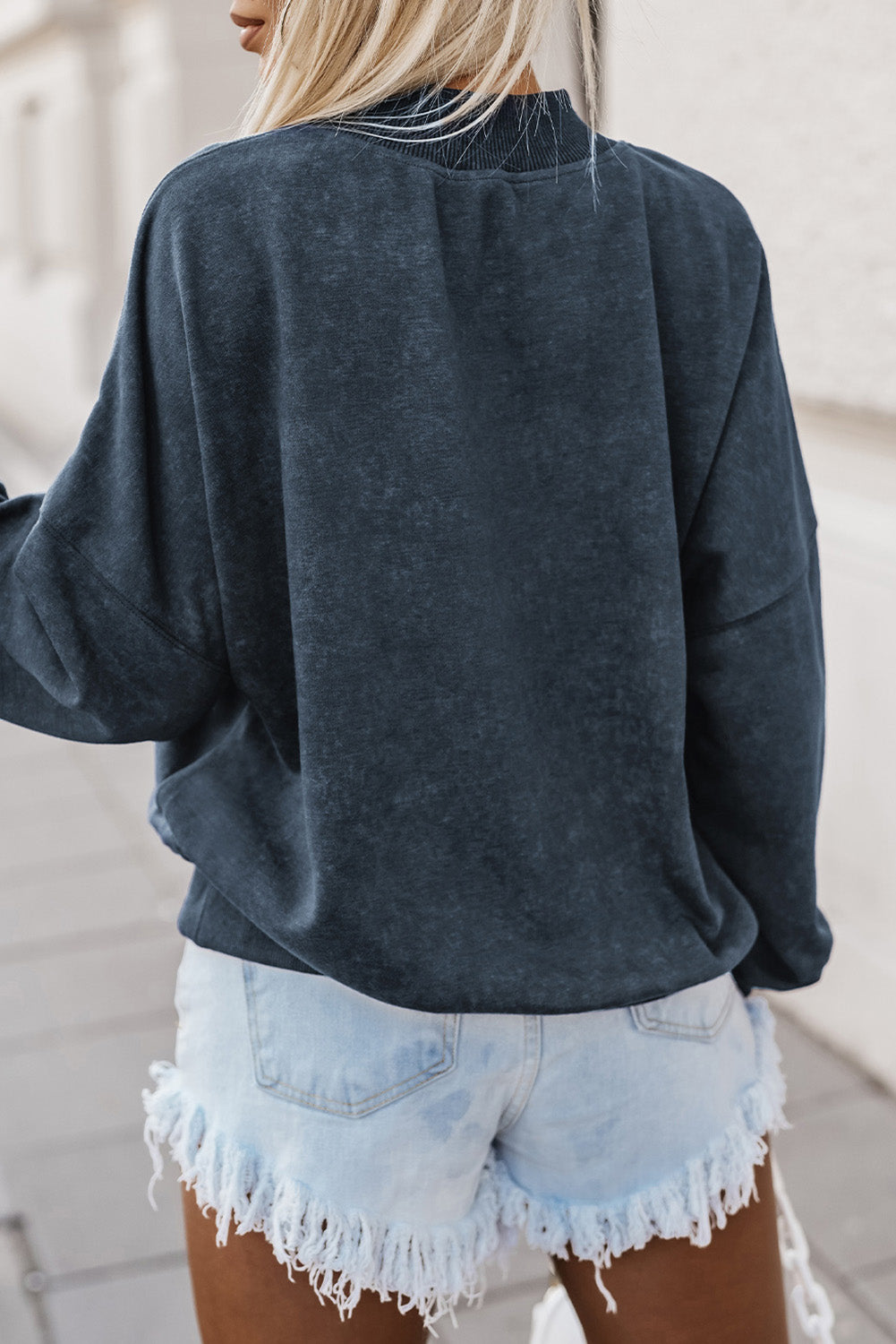 Sweat-shirt ample à épaules tombantes et perles bleu ciel