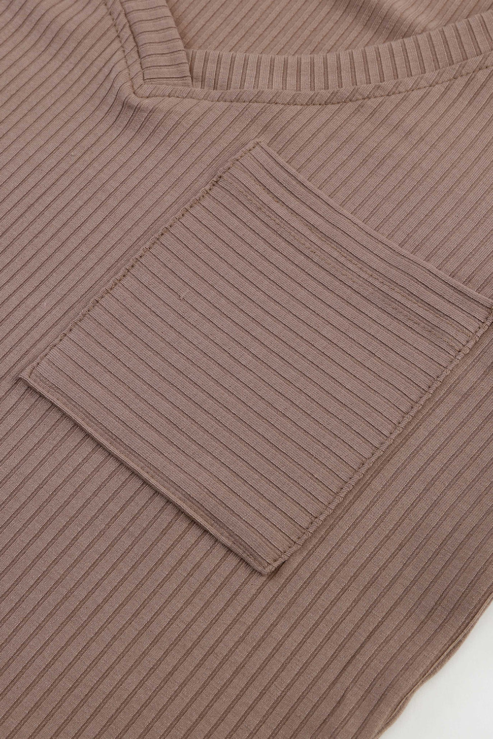 Top caqui con cuello en V y bolsillo en el pecho con parche de punto acanalado 