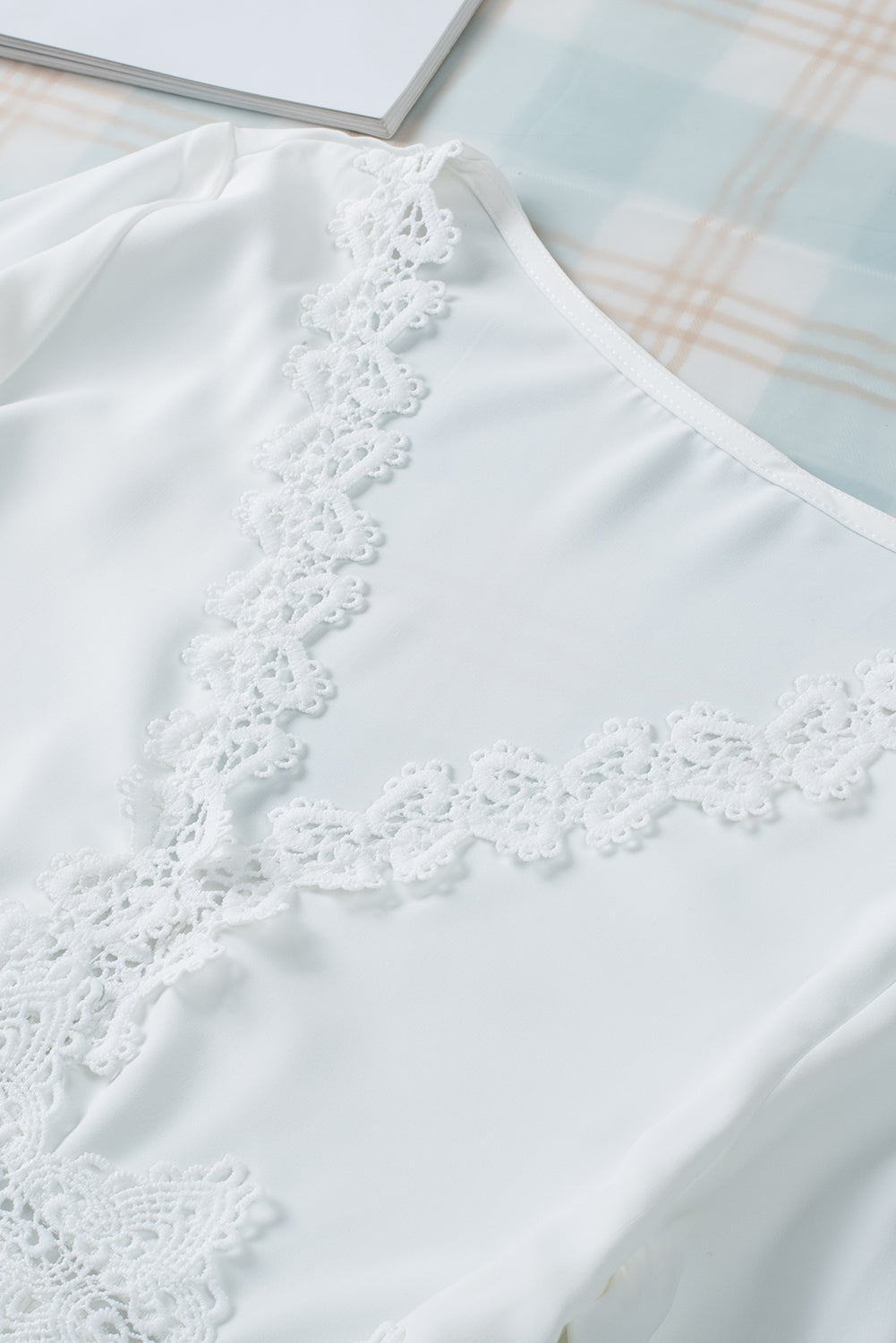 Chemisier à manches cloche et empiècements en crochet