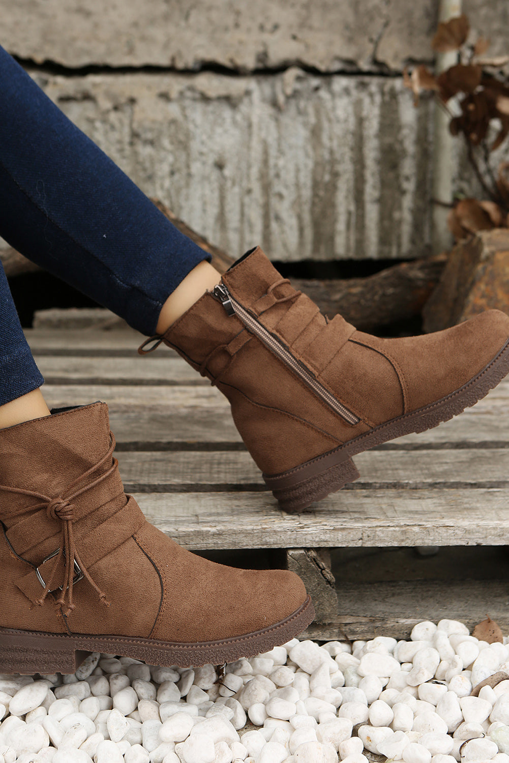 Botines con tiras y hebilla con cremallera de gamuza sintética marrón 