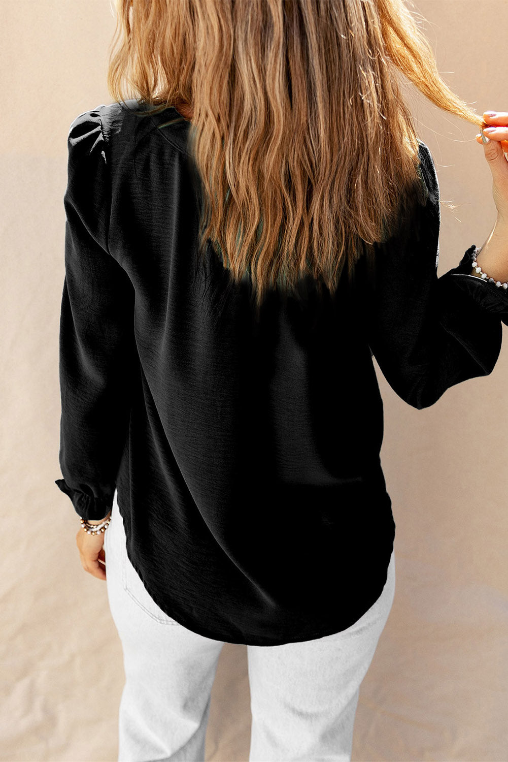 Camisa negra con botones y cuello cuadrado con mangas con volantes 