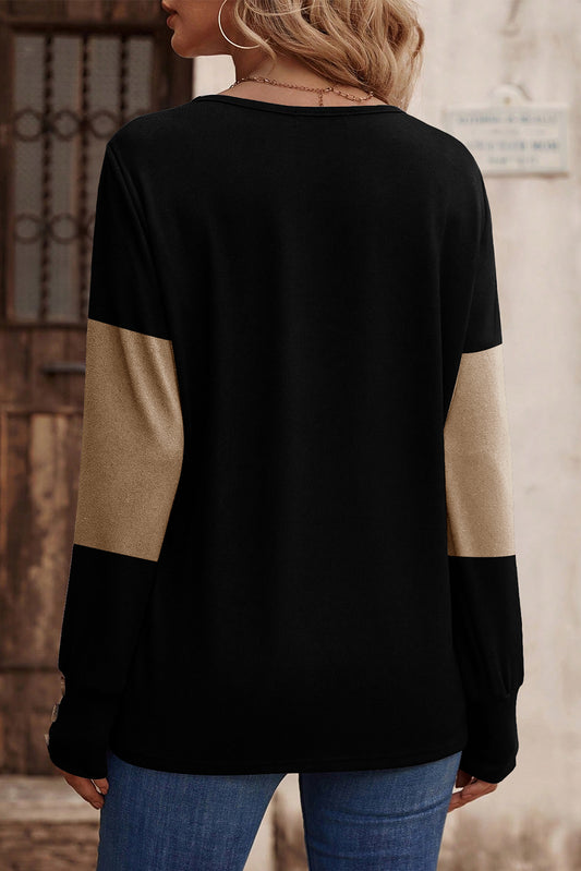 Haut à manches longues et col en V à boutons et blocs de couleur parchemin