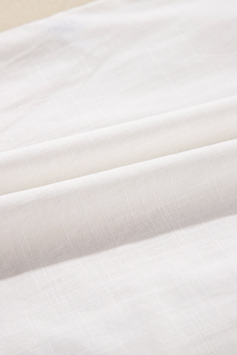 Chemise blanche à manches bouffantes brodées de fleurs