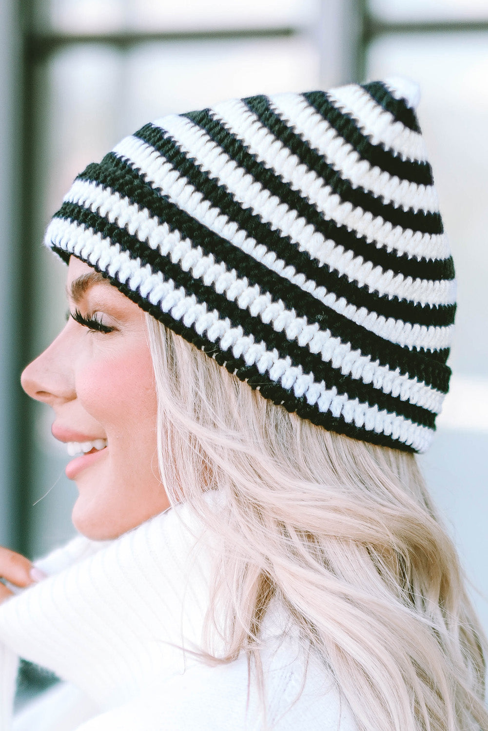 Gorro de punto rojo con orejas de gato a rayas lindas 