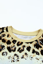 Camiseta con cuello en O blanqueada con leopardo