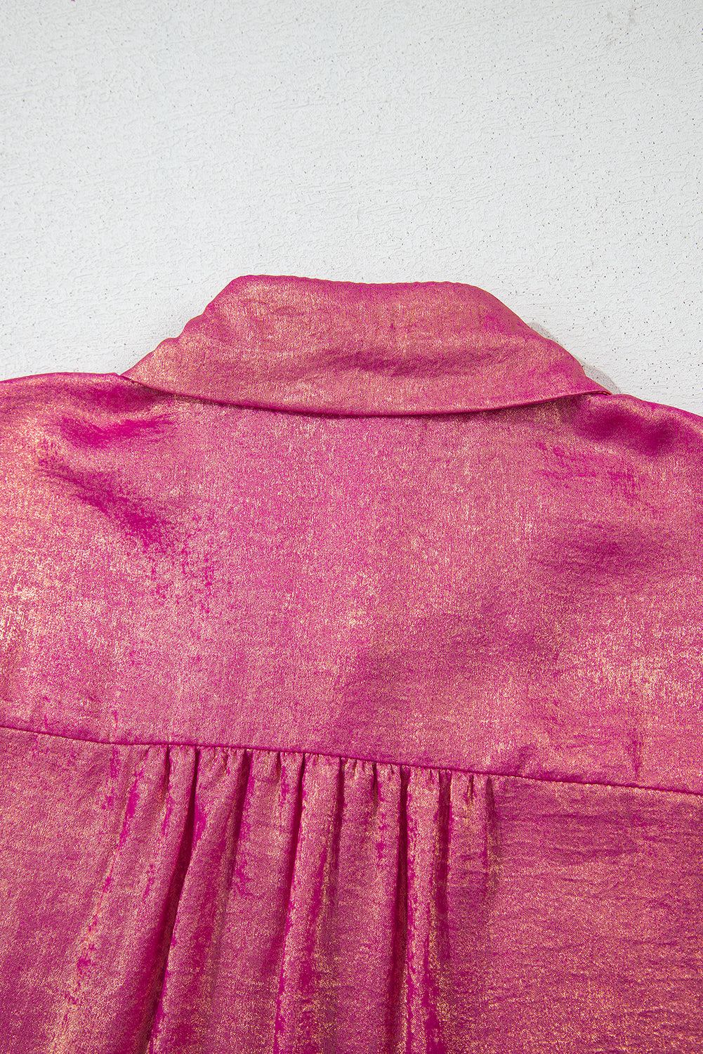 Chemise décontractée boutonnée à manches courtes et à reflets métallisés rouge rose