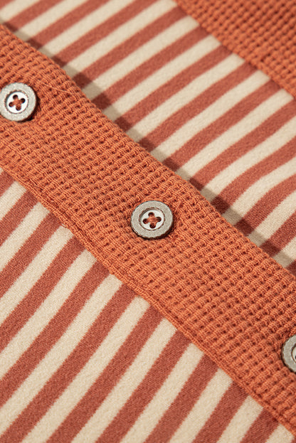 Sweat-shirt boutonné à rayures rouges texturées et épaules tombantes, grande taille