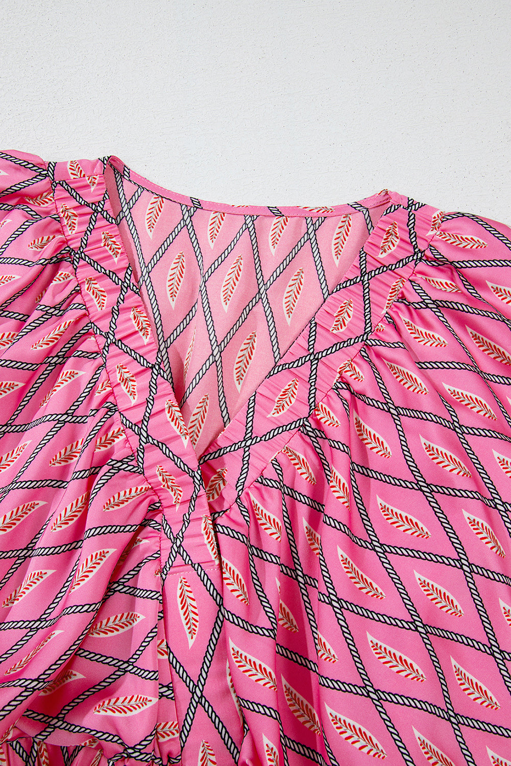 Combinaison taille haute à col en V et imprimé géométrique cachemire rose