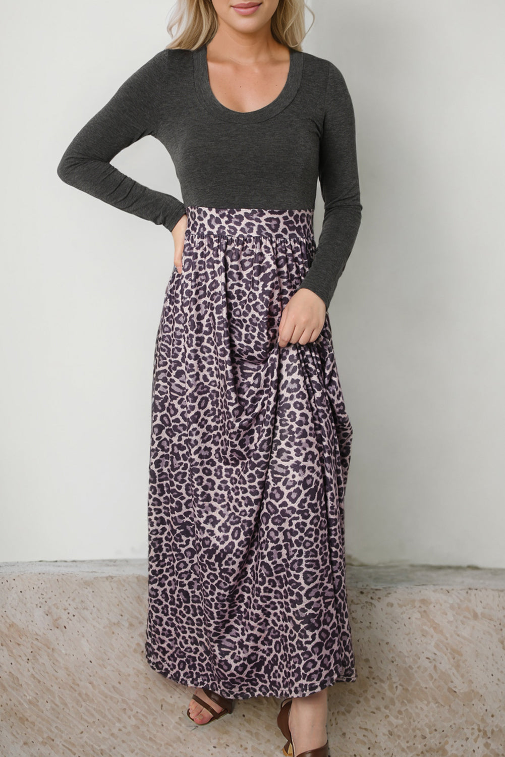 Vestido largo de leopardo con corpiño ajustado y manga larga negro 