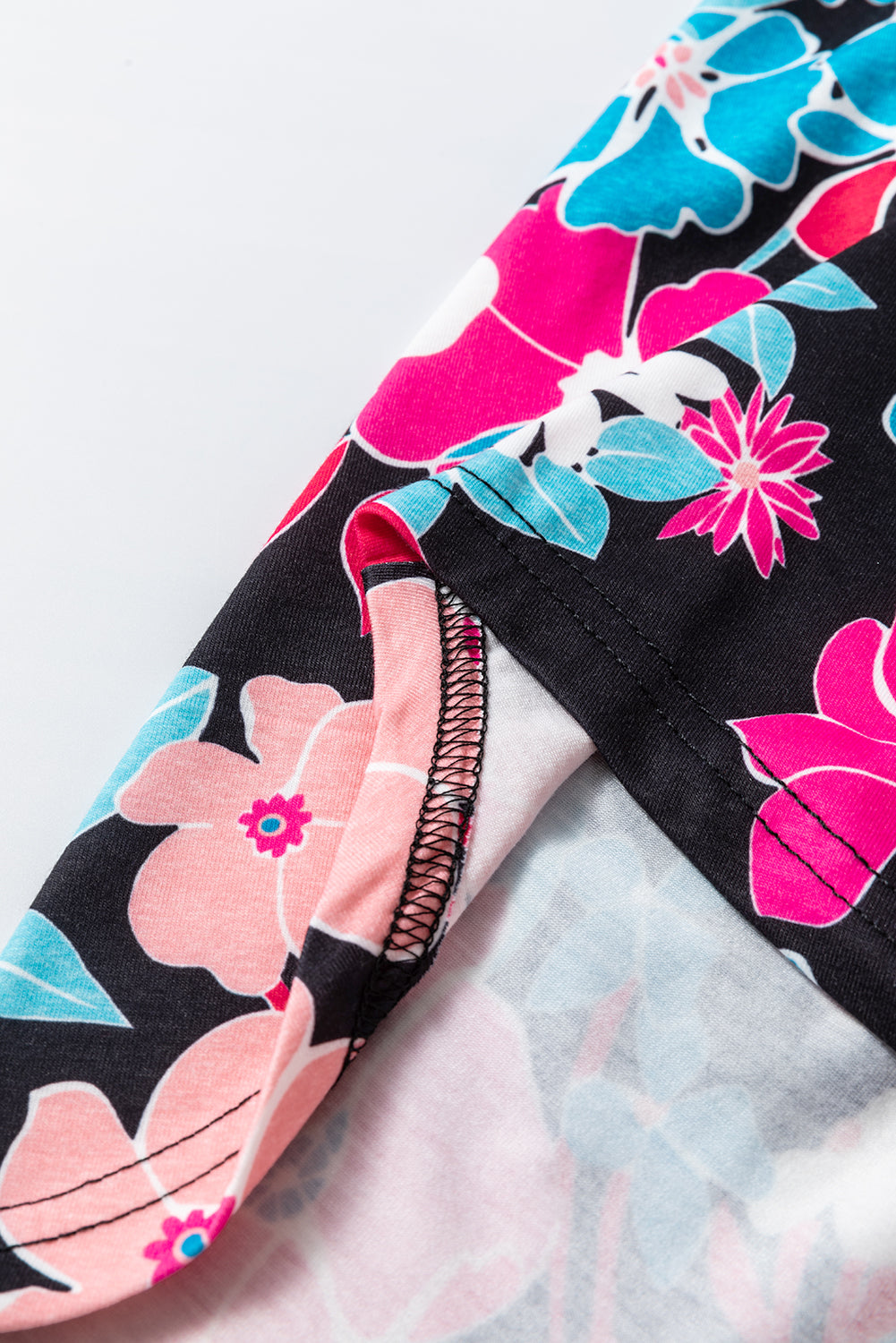 Chemisier rose à fleurs et col en V, manches retroussées