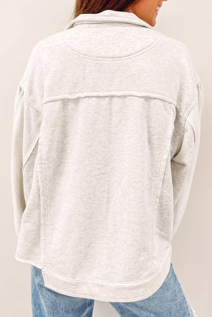 Chaqueta con botones y bolsillo con solapa y costura expuesta gris 