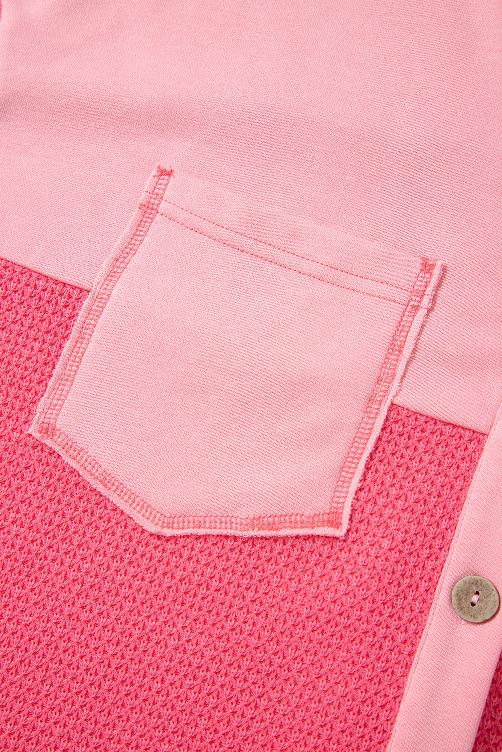 Veste-chemise ample boutonnée en tricot gaufré contrasté bicolore à motif fleur de pêcher