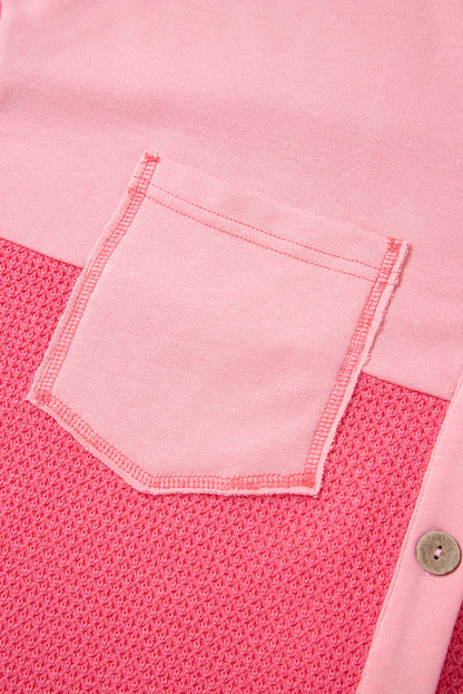 Veste-chemise ample boutonnée en tricot gaufré contrasté bicolore à motif fleur de pêcher