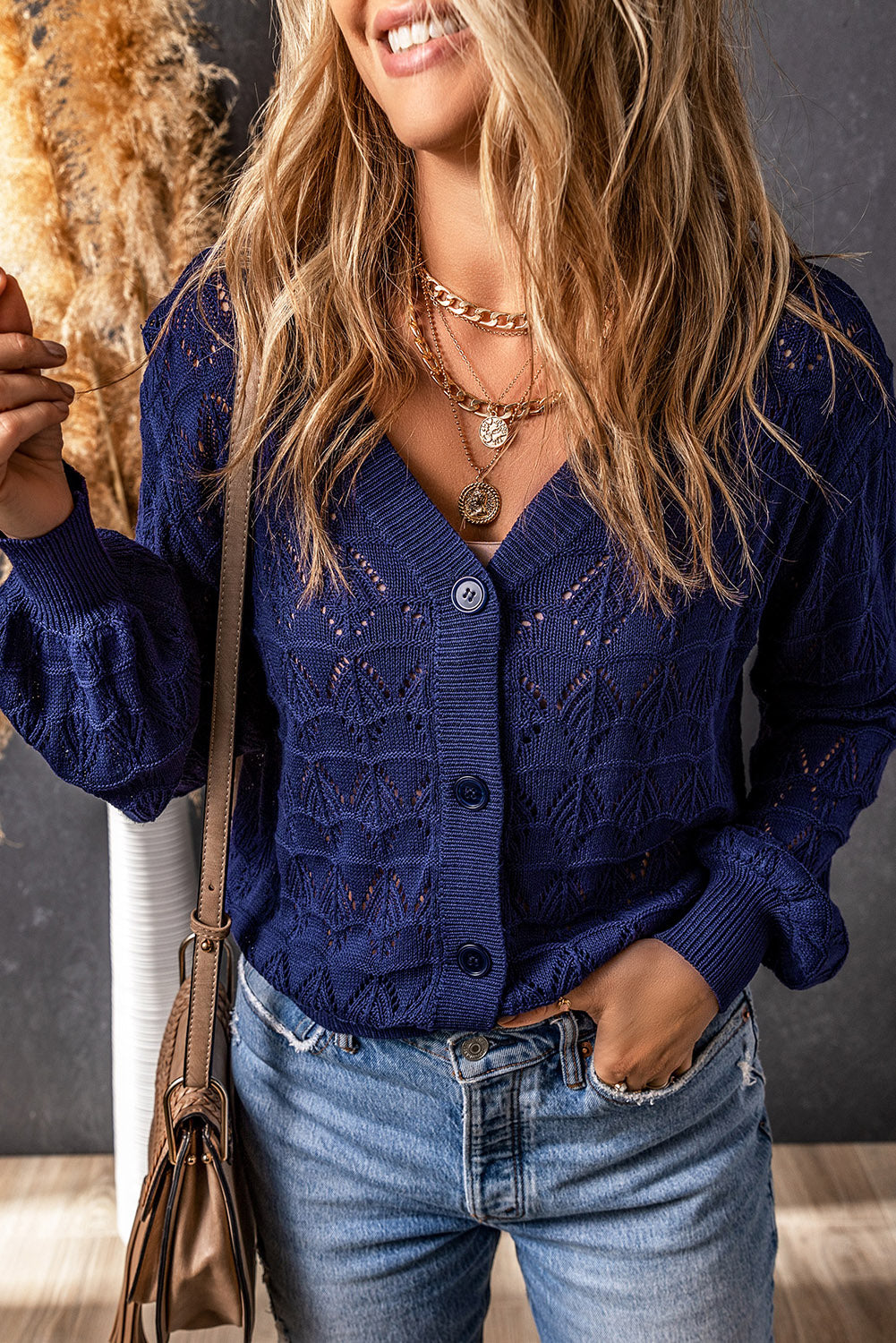 Cardigan bleu léger en crochet boutonné sur le devant 